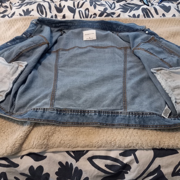 ☄️ Host Pick ☄️Celebrity Pink Women's Size XL Jean Jacket - Picture 5 of 5